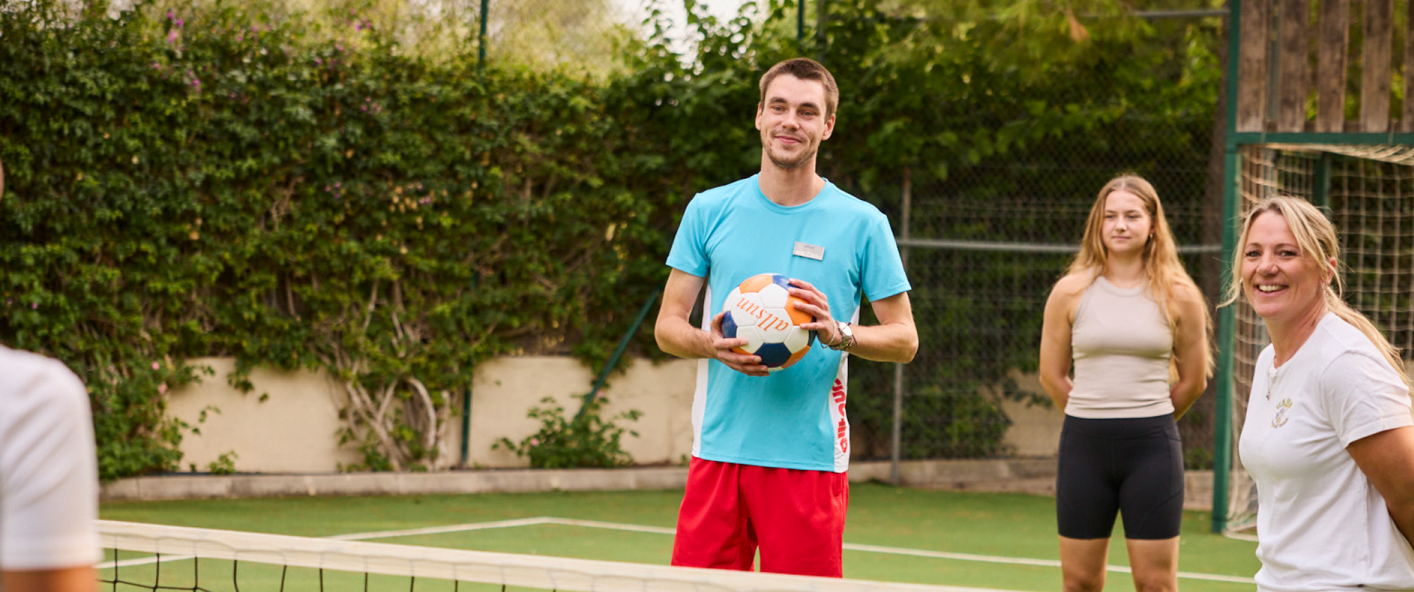 Animateur mit Gaesten beim Ballspiel