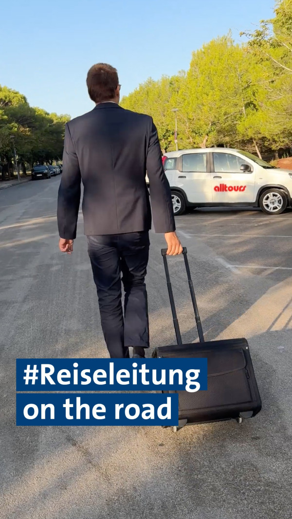 Motor an, Musik an – und los geht’s: zur nächsten Hotelanlage, ins Office, aber vor allem auch mitten rein ins Leben vor Ort.Für uns in der Reiseleitung ist der Firmenwagen Rückzugsort, Treffpunkt und Entdeckerfahrzeug in einem. Ob Begrüßungstour, Ausflug oder spontane Motivsuche – wir sind flexibel, unabhängig und immer in Bewegung.

Und die besten Tipps fürs Zielgebiet?
Die entstehen genau hier: unterwegs, mit Blick nach vorn und der Playlist im Ohr.

alltoursjobs Reiseleitung alltoursRL Firmenwagen teamalltours