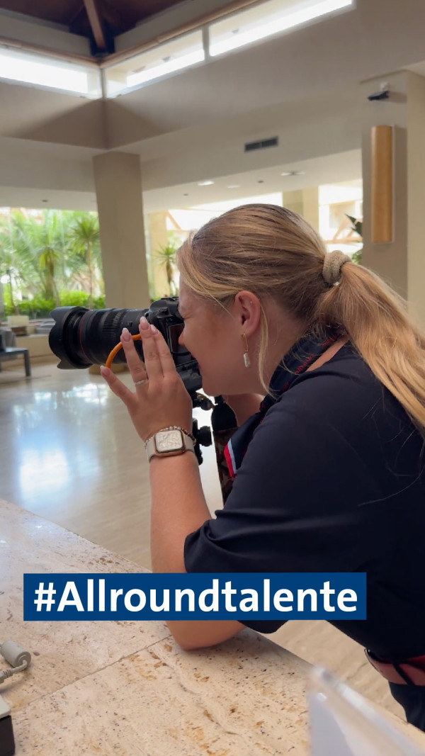 Reiseleitung? Klar!Fotoshooting? Kriegen wir auch hin. 😎📸 
 
Wenn ein Shooting ansteht, greift unsere Kollegin auch schon mal selbst zur Kamera – oder übernimmt einfach direkt die kreative Leitung. Zwischen Lachen, Motivsuche und Posen läuft hier alles Hand in Hand. 
 
Gute Laune, starke Bilder und ein Team, das auch in ungewohnten Situationen das Beste rausholt. Flexibel, motiviert – und immer bereit für die nächste Aufgabe. 💪🌴

alltoursjobs Reiseleitung teamalltours alltoursRL
