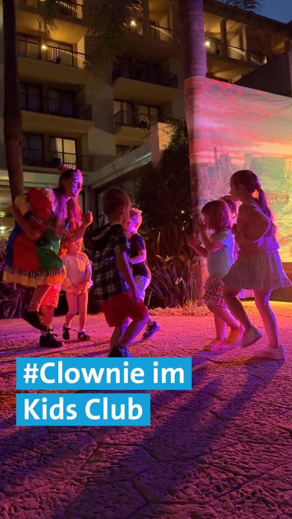 🤹‍♂️ Wer sagt, dass man sich nicht neu erfinden kann?Im Kostüm, mit Glitzerhut und bunter Nase fällt vieles leichter – auch das Über-sich-hinauswachsen.

Clownie, Zauberer, Märchenerzählerin: In der Animation kann man sich verwandeln und dabei nicht nur die Kinder, sondern vor allem auch sich selbst überraschen! 

👉  Gerade noch Viola, jetzt schon Loli Lollipop – ein Job mit Entwicklungspotenzial.

alltoursanis alltoursjobs Clown Kinderanimation