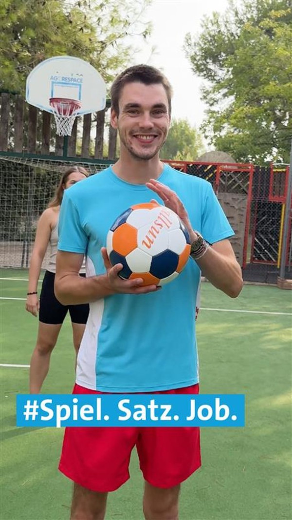 🎾⚽️🏀🏓🎲 Jeder Tag ein neues Spiel – und wir mittendrin.Ob beim Bällekicken oder gemeinsamen Spielen – in der Animation kannst du deine Power zeigen, dein Talent ausleben und Menschen aktiv in Bewegung bringen.

„Ich glaube, ich spreche für uns alle, wenn ich sage: Wenn die Gäste mitmachen, aktiv sind und lachen – dann macht der Job noch mehr Spaß.“
– Erik, Sport- & Unterhaltungsanimateur auf Mallorca

🩵 Kein Büro, kein Alltag – sondern Teamspirit und ganz viel gute Laune.

alltoursanis alltoursjobs TeamSpirit BewegungVerbindet