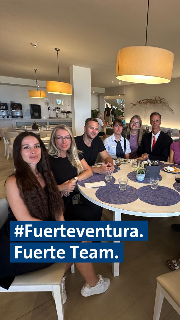 Wir auf Fuerteventura sind mehr als ein Team – wir sind ein echter Rückhalt füreinander.Diese Bilder sind keine Hochglanzaufnahmen, sondern echte Momente aus unserem Alltag 📸 – von uns selbst gemacht. Weil wir zeigen wollen, was zählt: Zusammenhalt, Verlässlichkeit und der Spaß daran, gemeinsam anzupacken 💪

Ob beim Gästeempfang, im Büro oder unterwegs auf der Insel 🌴 – wir halten zusammen, auch wenn’s mal trubelig wird. Und genau das macht unseren Alltag aus.

Wenn du Lust hast, Teil eines Teams zu werden, das nicht nur zusammenarbeitet, sondern auch füreinander da ist – dann komm zu uns! ✈️ Als Reiseleiter bei alltours, nicht nur auf Fuerte, kannst du genau das erleben: neue Orte, großartige Kollegen und ein Job, der nie langweilig wird.

👉 Mehr Infos findest du in unserer Bio.

alltoursjobs alltoursTeam alltours reiseleitung JobMitAussicht