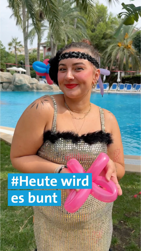 🎪 Zirkustag im Kids Club – willkommen im ganz normalen Ferienwahnsinn!Die Animateure haben sich richtig ins Zeug gelegt: bunte Kostüme, geschmückte Stationen, Zirkusmusik in der Luft. Und natürlich – jede Menge Kinder, die mit schokoverschmierten Fingern Dosen umwerfen, sich in Tiger, Löwen und Schmetterlinge verwandeln lassen oder einfach alles gleichzeitig machen wollen. 🐯🎯🍫
 
Hier wird jongliert, gelacht, gebastelt und genascht – mit ganz viel Herz und Humor.
Jeder Winkel ein Erlebnis, jede Ecke ein kleiner Programmpunkt – und überall steckt Liebe zum Detail drin.
Kein Zwang, kein Plan – einfach ein Tag zum Austoben, Staunen und Spaßhaben.
 
Und für uns? Für uns ist es das Beste, wenn genau das rüberkommt.
Nicht perfekt. Aber echt. Und voller Leben.❤️
 
alltoursjobs alltoursanis Zirkustag KidsClubVibes FerienMitWumms MehrAlsAnimation