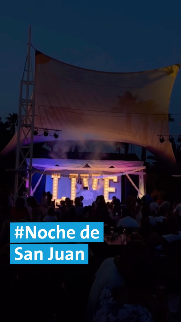 San Juan im Eden Playa – das heißt: Sommerabendstimmung, gedimmte Lichterketten und ein Team, das mit ganzem Herzen dabei ist.Einmal im Jahr feiern wir die Noche de San Juan, die Johannisnacht am 23. Juni. Sie markiert die Sommersonnenwende ,also den längsten Tag des Jahres, und ist in Spanien ein bedeutendes Fest – verbunden mit Feuer, Wasser und vielen Traditionen.

Von der ersten Kinderaktion bis zur letzten Tanzrunde – überall steckt an diesem besonderen Abend viel Herzblut und Liebe zum Detail. ✨ Wenn am Ende alle mit einem Lächeln mittanzen, wissen wir: Es war magisch.

alltoursanis allsunhotels NocheDeSanJuan Sonnenwendfest Teamspirit EdenPlaya