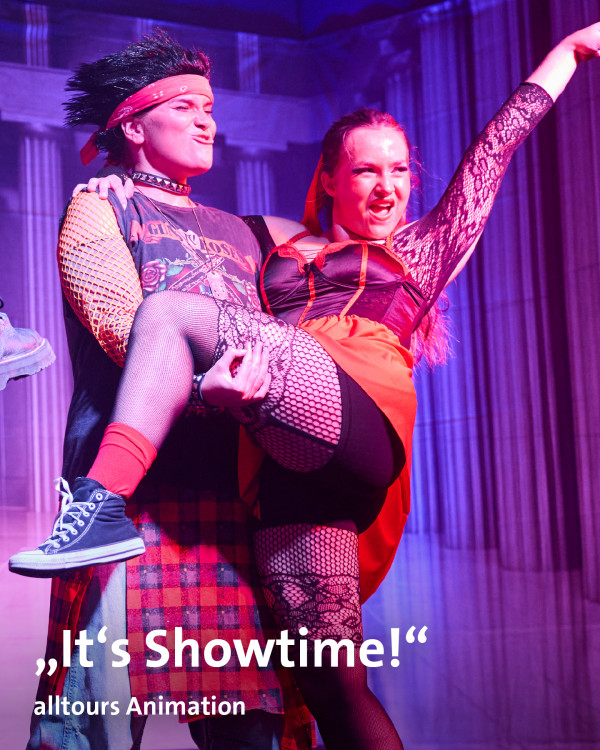 Applaus, Lampenfieber, Gänsehaut – it’s Showtime! 🎭✨Wenn unsere Animateure auf der Bühne stehen, ist nichts gestellt. Die Show ist selbst gemacht – mit Kreativität, Teamwork und jeder Menge Herz. ❤️

Für unsere Gäste ist es ein Abend voller Überraschungen. Für uns ein Highlight, das den Tag krönt. 🌙 Denn was bei alltours auf die Bühne kommt, entsteht aus echten Ideen, spontanen Talenten und einer starken Gemeinschaft hinter den Kulissen. 🤝

Ob du tanzt, moderierst oder einfach für gute Stimmung sorgst – in der Animation zählt nicht Perfektion, sondern Persönlichkeit. 💡 Jeder Auftritt bringt neue Energie, neue Erlebnisse, neue Verbindung zu den Menschen vor und hinter der Bühne.

Animation bei alltours bedeutet: Spaß, Verantwortung, Abwechslung – und jeden Abend das gute Gefühl, etwas Besonderes geschaffen zu haben. 🌟

alltoursjobs alltoursanis showtime alltourstalent animation