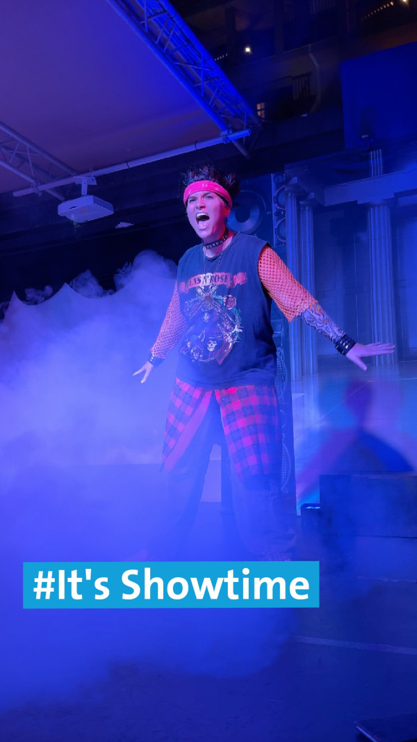 🎭 Mit Vollgas auf die Bühne – und das mit viel Kreativität.Unsere Animateure bringen nicht nur Gäste zum Lachen, Staunen und Mittanzen – sie proben, gestalten mit und bringen bestehende Shows mit eigener Energie auf die Bühne. 🔥
 
Ob Kinder-, Sport- oder Fitnessanimateure:
Hier sind alle ein Team, leben ihre Kreativität – und Herzblut wird ganz groß geschrieben. 🩵
Das Ergebnis? Pure Energie und echte Gänsehautmomente.
 
alltoursjobs alltoursanis Showtime TeamMitHerz teamalltours